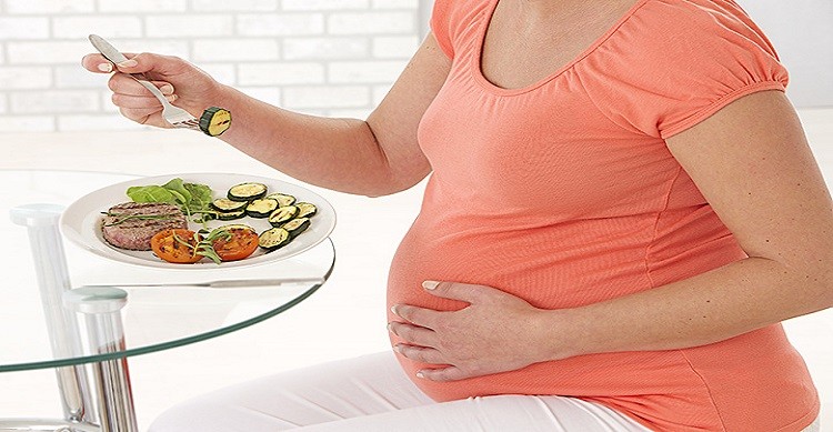 Eat smaller meals to avoid acid reflux during pregnancy